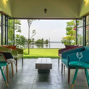Cheppanam House With Backwater View And Pvt Lawn By Stayvista Kochi